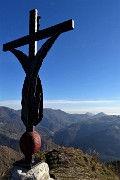 67 Le penne di alpino come un Cristo in croce